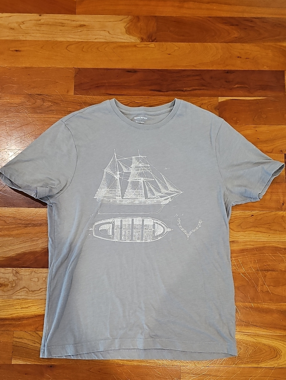 Men's Grey Crewneck Graphic T-Shirt with Sailboat Print